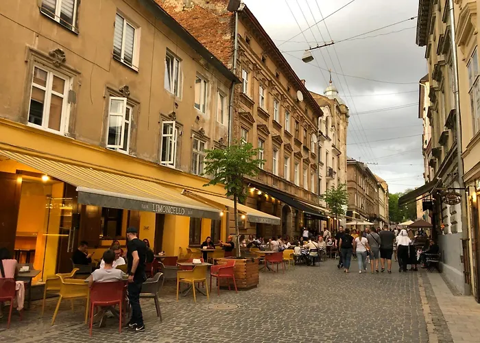 Romantic - Lesi Ukrainky Street * リヴィウ